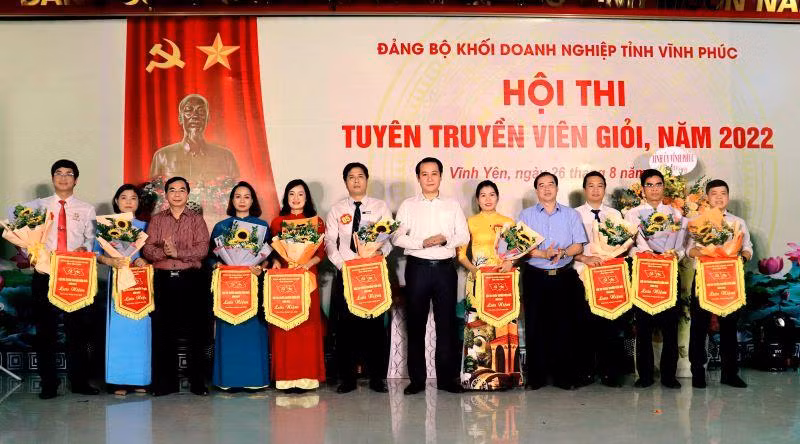 Phó Bí thư Thường trực Tỉnh ủy Phạm Hoàng Anh tặng hoa cho các thí sinh.