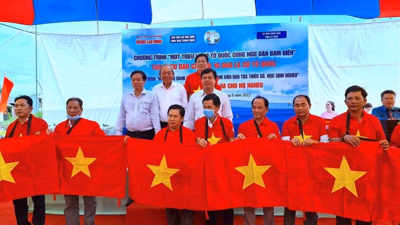 Đồng chí Trương Hoà Bình cùng đoàn công tác trao quà cho ngư dân miền biển Sông Đốc vào sáng 25/8.