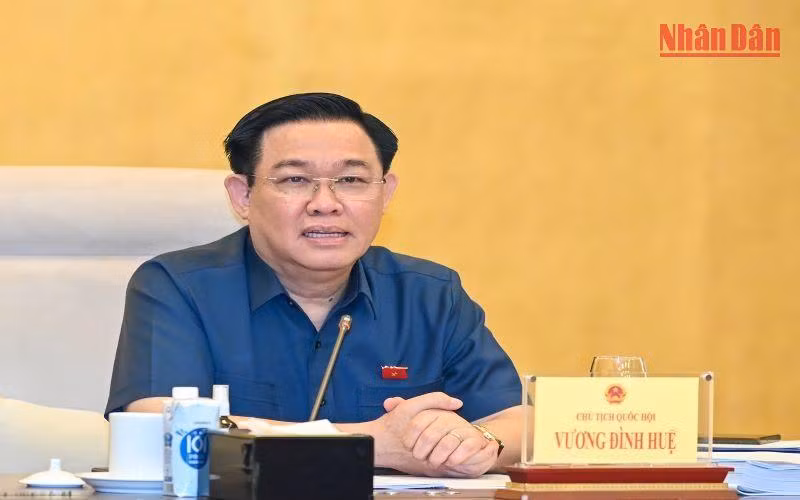 Chủ tịch Quốc hội Vương Đình Huệ phát biểu ý kiến tại buổi làm việc.