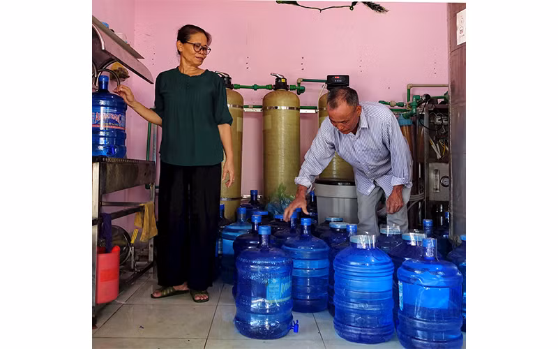 Vợ chồng ông bà Xê-Lan với công việc hằng ngày. Ảnh: TIẾN DŨNG Vợ chồng ông bà Xê-Lan với công việc hằng ngày. Ảnh: TIẾN DŨNG
