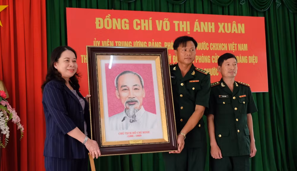 Phó Chủ tịch nước Võ Thị Ánh Xuân tặng ảnh Bác Hồ cho Đồn Biên phòng cửa khẩu Hoàng Diệu