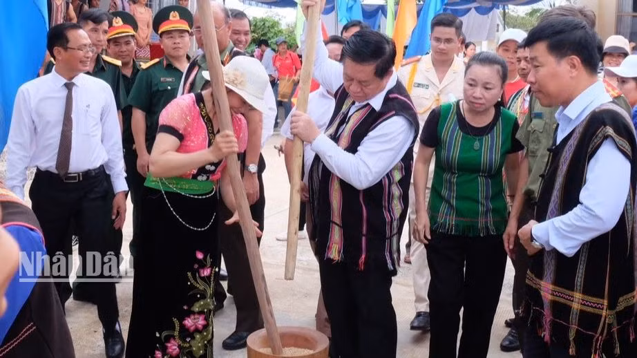 Đồng chí Nguyễn Trọng Nghĩa cùng giã gạo với đồng bào tại ngày hội Toàn dân bảo vệ an ninh Tổ quốc năm 2023 ở Bình Phước.