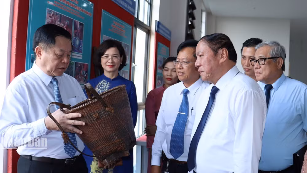Đồng chí Nguyễn Trọng Nghĩa tìm hiểu nét văn hóa, con người Bình Phước thông qua vật dụng hằng ngày của người dân.