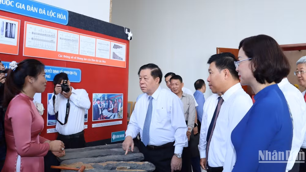 Đồng chí Nguyễn Trọng Nghĩa tham quan bộ đàn đá trưng bày bên lề hội nghị.
