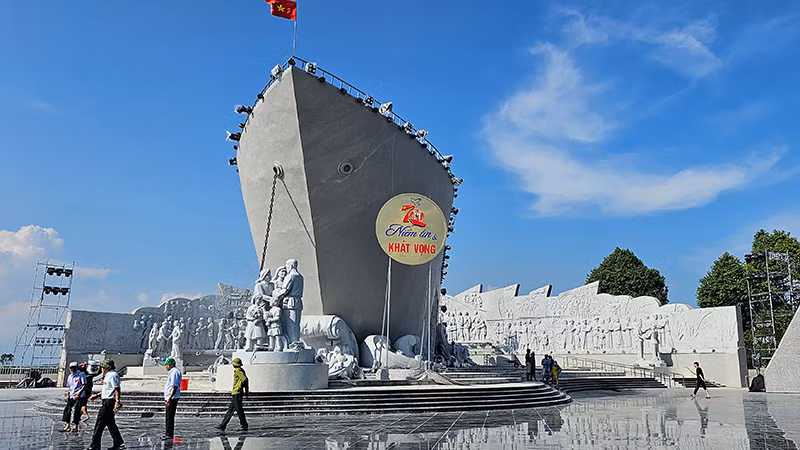 Hình tượng con tàu cùng phù điêu hình cánh cung tại khu lưu niệm.