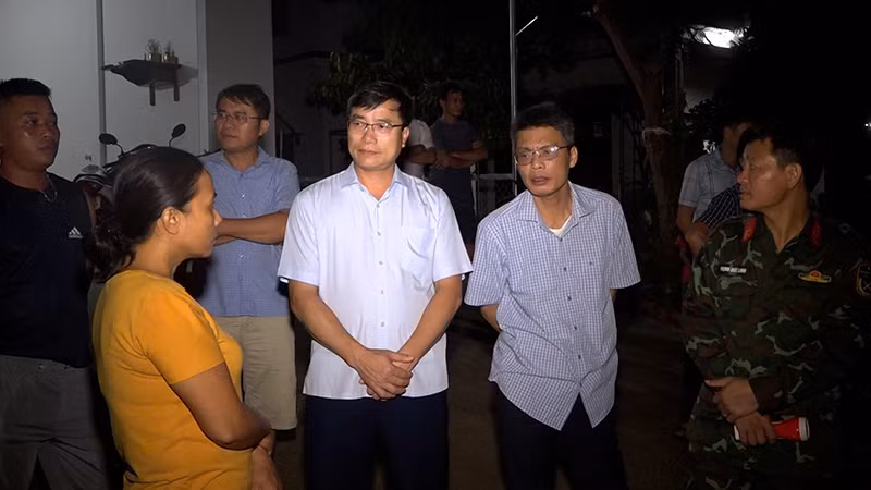 Cán bộ nắm bắt tình hình đời sống nhân dân vùng lũ.