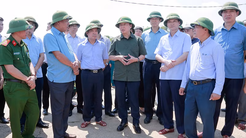 Phó Thủ tướng gợi mở mô hình nhà ở ứng phó với lũ lụt hiệu quả ở huyện Thạch Thành.