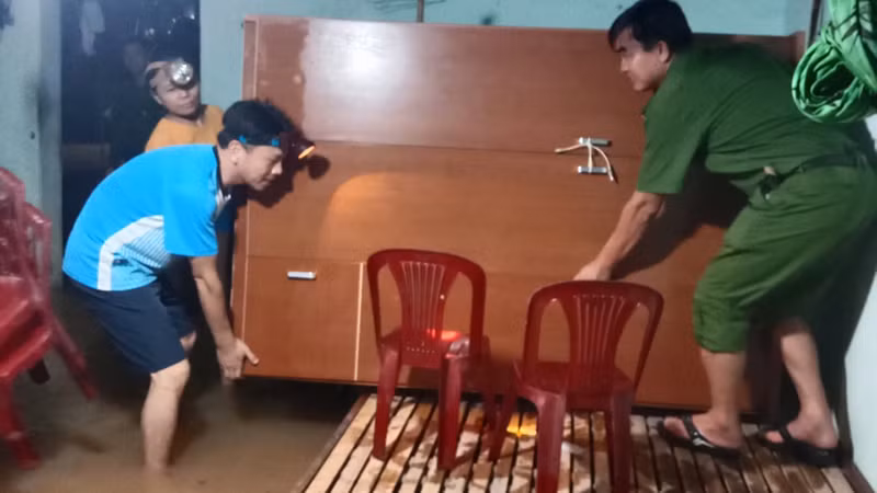 Công an trợ giúp hộ dân bị ngập nước.