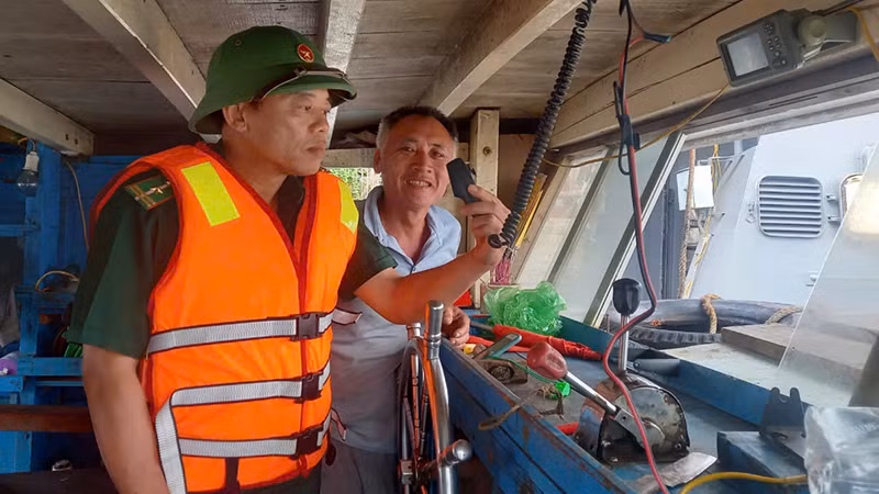 Bộ đội Biên phòng kiểm tra thiết bị thông tin liên lạc trên tàu cá. Bộ đội Biên phòng kiểm tra thiết bị thông tin liên lạc trên tàu cá.