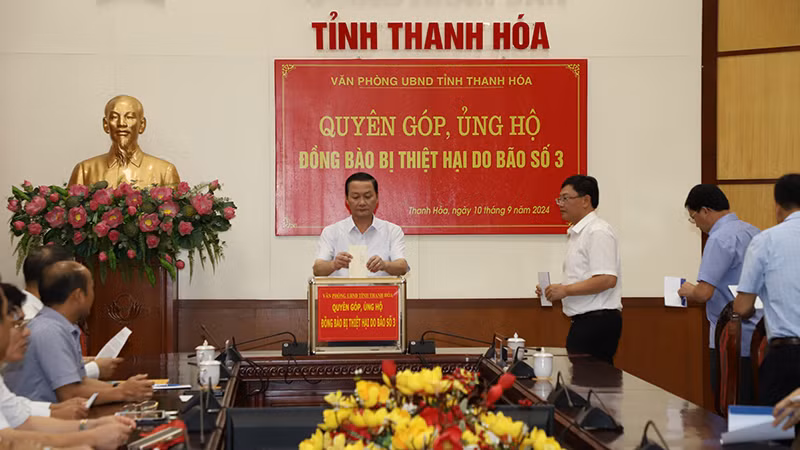 Cán bộ, Ủy viên Ủy ban nhân dân tỉnh Thanh Hóa quyên góp, trợ giúp các địa phương bị thiệt hại do bão số 3 gây ra.