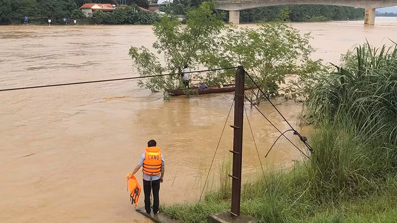 Lực lượng cứu hộ tiếp cận, cứu hộ nạn nhân.