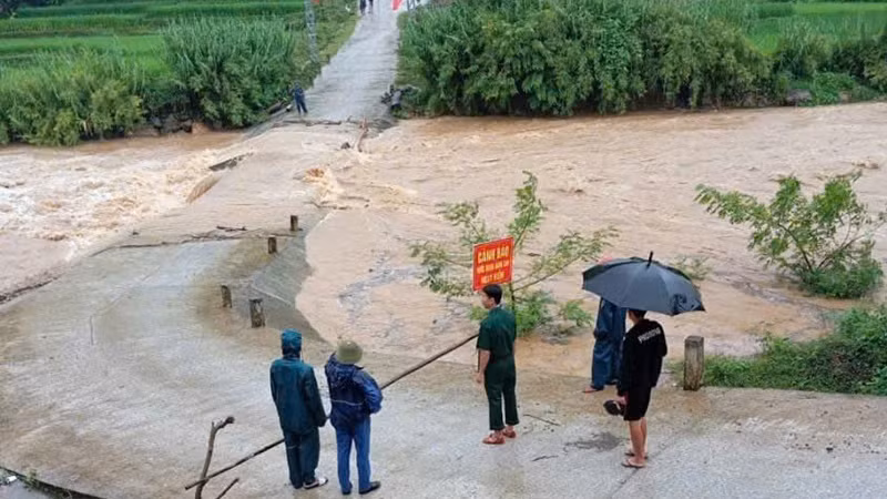 Lực lượng chức năng gác chặn điểm đường tràn giao thông bị ngập nước. Lực lượng chức năng gác chặn điểm đường tràn giao thông bị ngập nước.