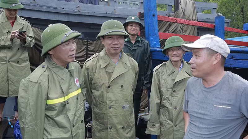 Thứ trưởng Nông nghiệp và Phát triển nông thôn trao đổi với ngư dân Thanh Hóa. Thứ trưởng Nông nghiệp và Phát triển nông thôn trao đổi với ngư dân Thanh Hóa.
