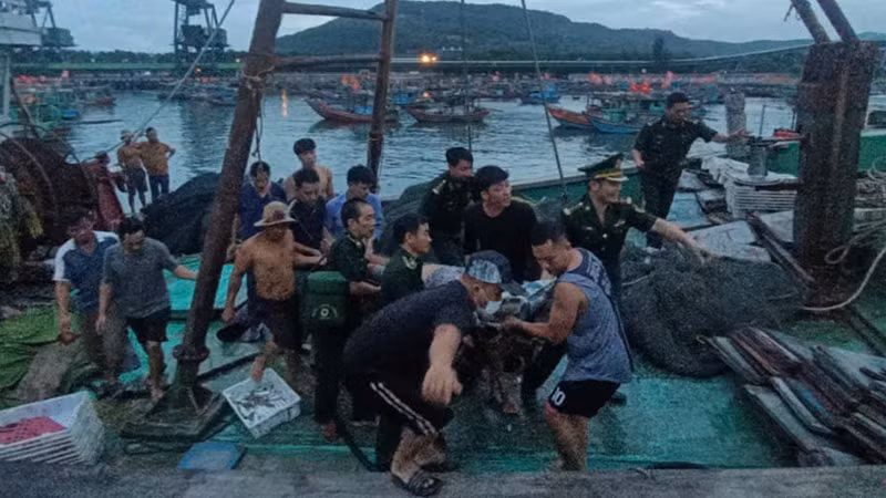 Lực lượng chức năng cứu hộ ngư dân bị tai biến, đưa đi cấp cứu.