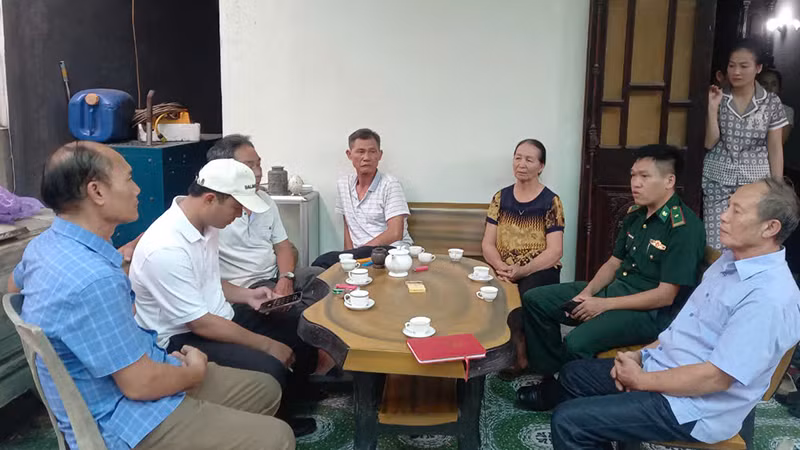 Các cơ quan chức năng động viên gia đình chưa liên lạc được với người thân. Các cơ quan chức năng động viên gia đình chưa liên lạc được với người thân.