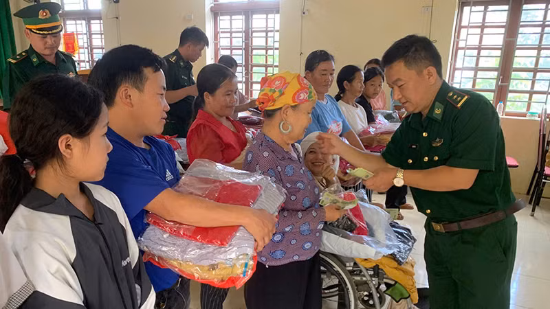 Bộ đội Biên phòng Pù Nhi cùng trao tặng quà cho các hộ dân bản Lốc Há, xã Nhi Sơn.