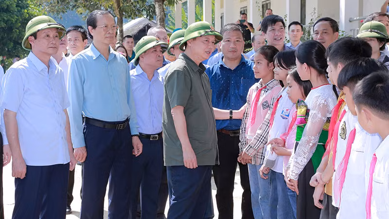 Phó Thủ tướng động viên học sinh trường trung học cơ sở Lâm Phú, huyện Lang Chánh.