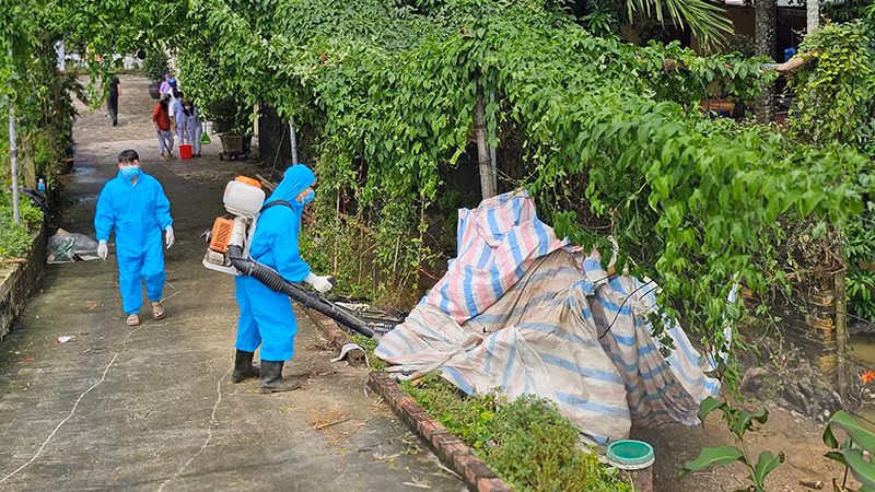 Trung tâm Y tế thành phố Thanh Hóa phun Cloramin B khử khuẩn môi trường ở phường Thiệu Dương.