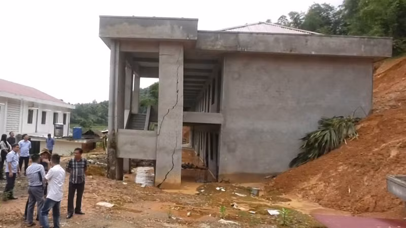 Đoàn công tác liên ngành kiểm tra công trình đang thi công bị hư hỏng do sạt, lở đất đồi từ phía sau. Đoàn công tác liên ngành kiểm tra công trình đang thi công bị hư hỏng do sạt, lở đất đồi từ phía sau.