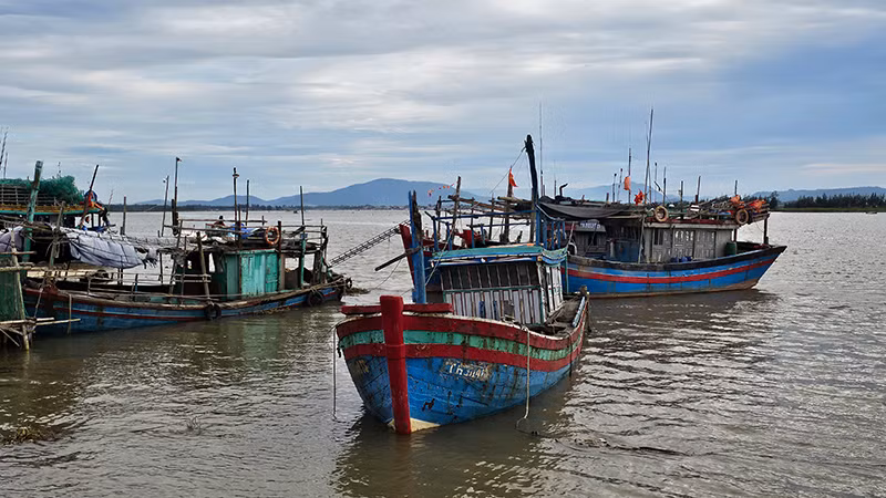 Tàu thuyền neo đậu ở Cảng cá Quảng Nham.