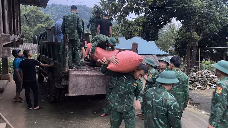 Bộ đội Biên phòng Hiền Kiệt trợ giúp hộ dân di chuyển tài sản.