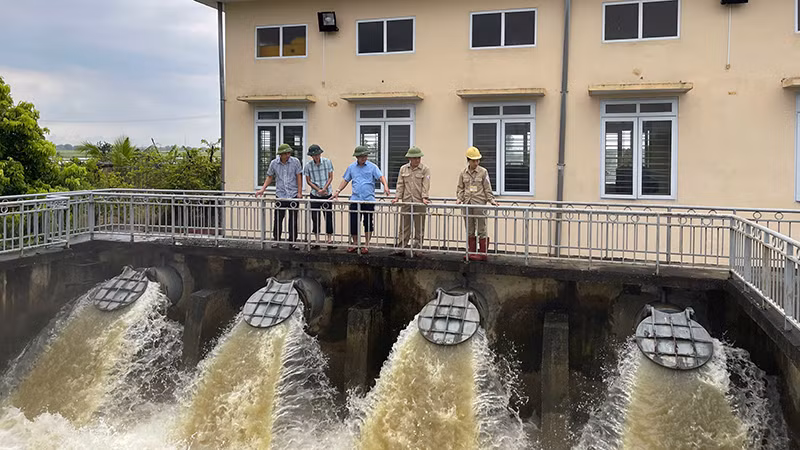 Công ty thủy nông vận hành tiêu thoát nước đệm. Công ty thủy nông vận hành tiêu thoát nước đệm.