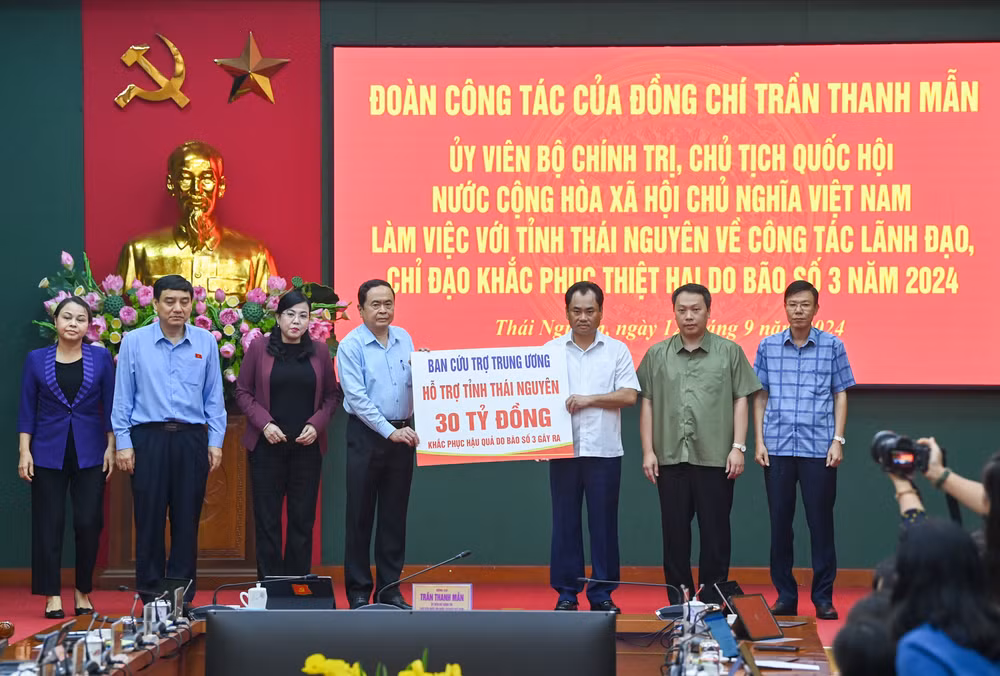 Chủ tịch Quốc hội Trần Thanh Mẫn trao hỗ trợ tỉnh Thái Nguyên 30 tỷ đồng khắc phục hậu quả bão số 3.