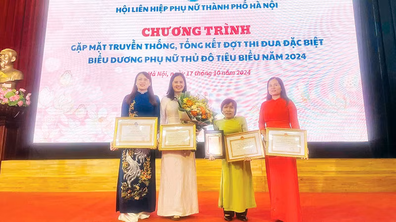 Chị Đặng Thị Lợi (thứ ba từ trái sang), Phó Chủ tịch Hội Người khuyết tật huyện Phú Xuyên được vinh danh là phụ nữ Thủ đô tiêu biểu năm 2024.