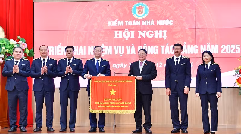 Phó Chủ tịch Quốc hội Nguyễn Đức Hải trao Cờ Thi đua cho tập thể, cá nhân Kiểm toán Nhà nước.