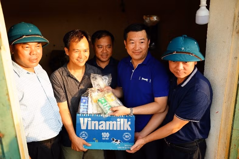 Nhiều phần quà, sản phẩm sữa, nước cũng được dành tặng cho các cán bộ đội phòng, chống thiên tai, bảo vệ đê điều. Nhiều phần quà, sản phẩm sữa, nước cũng được dành tặng cho các cán bộ đội phòng, chống thiên tai, bảo vệ đê điều.
