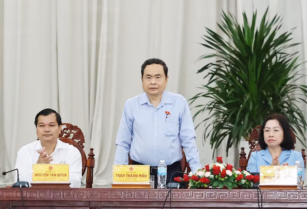 Chủ tịch Quốc hội Trần Thanh Mẫn và các đại biểu Quốc hội tỉnh Hậu Giang tiếp xúc cử tri.