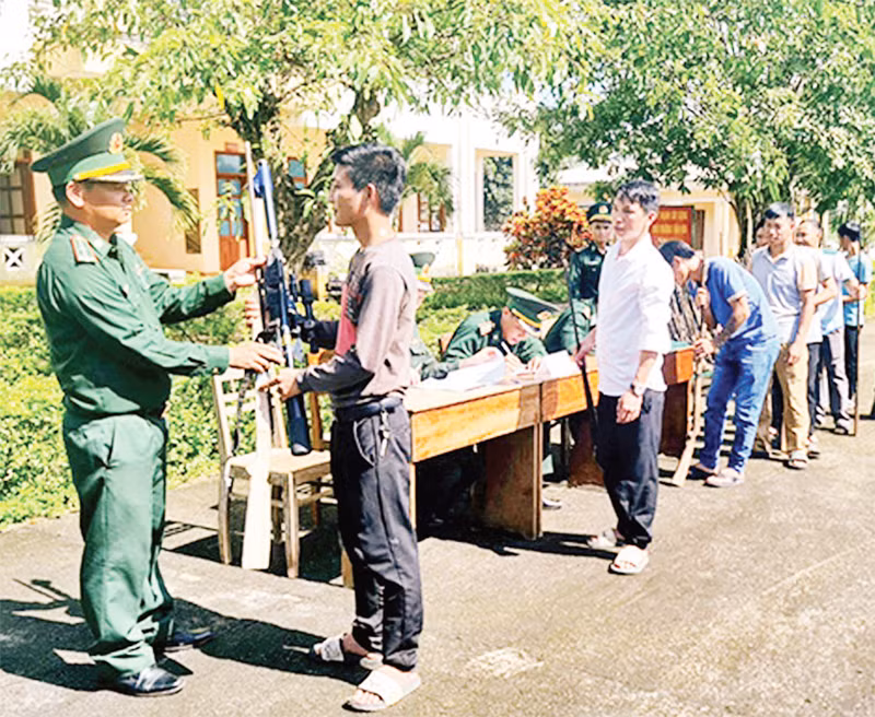 Người dân giao nộp vũ khí tự chế tại Đồn Biên phòng Ia Đal, huyện Ia H’Drai. Người dân giao nộp vũ khí tự chế tại Đồn Biên phòng Ia Đal, huyện Ia H’Drai.