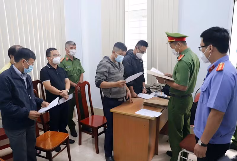 Cơ quan Cảnh sát điều tra, Công an tỉnh Đắk Nông đã khởi tố, bắt tạm giam một số cán bộ, công chức sai phạm trong việc bồi thường đất đai.