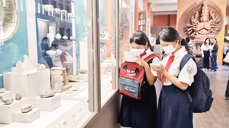 Học sinh tham quan Bảo tàng Lịch sử Thành phố Hồ Chí Minh.