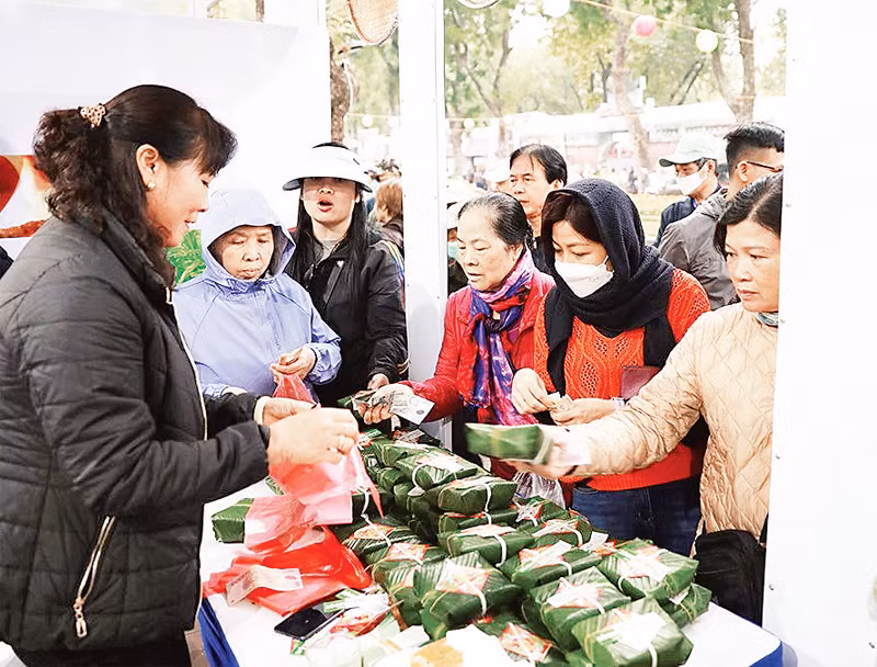 Du khách xếp hàng mua các đặc sản của Hà Nội.