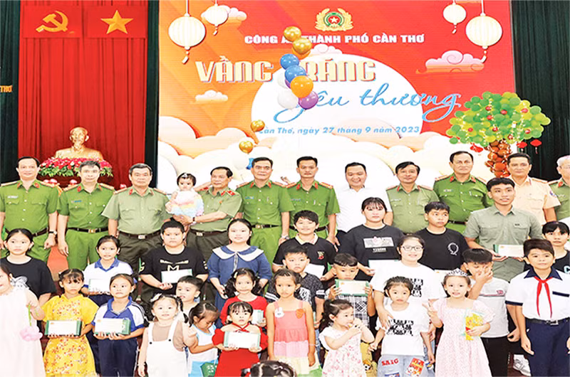 Công an thành phố Cần Thơ tổ chức đón Trung thu cho trẻ mồ côi.