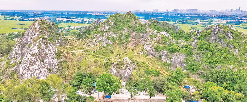 Nằm không xa trung tâm thành phố, núi Trầm là địa chỉ du lịch thu hút nhiều bạn trẻ.