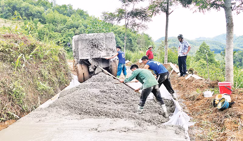Làm đường giao thông về các thôn vùng cao xã Đông Thành, huyện Bắc Quang.