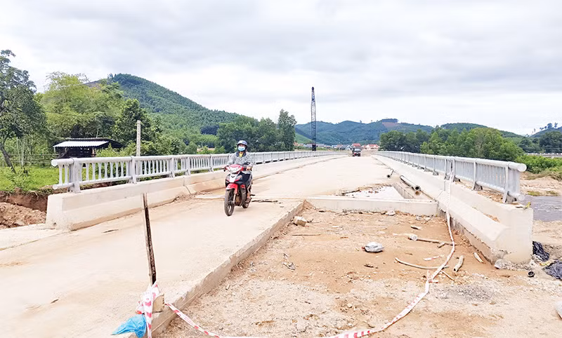 Một số hạng mục công trình trên địa bàn huyện An Lão đang được đầu tư nâng cấp, sửa chữa để đáp ứng nhu cầu đi lại của người dân.