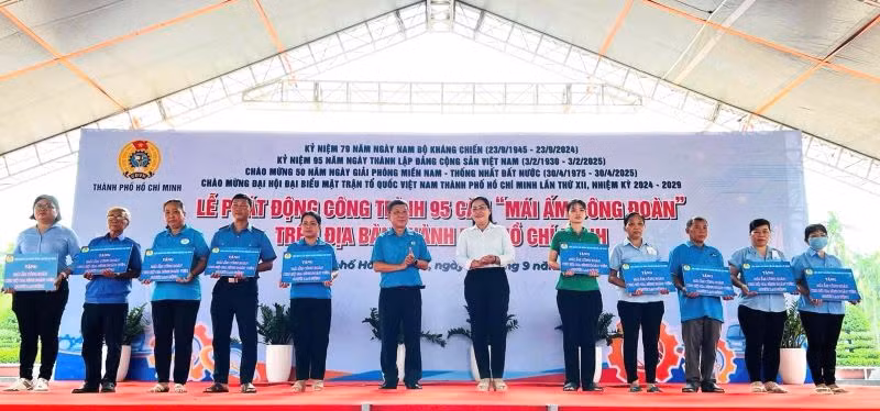 Phát động chương trình xây dựng 95 căn “Mái ấm Công đoàn” (mỗi căn trị giá 60 triệu đồng) cho người lao động Thành phố Hồ Chí Minh. (Ảnh: QUÝ HIỀN)
