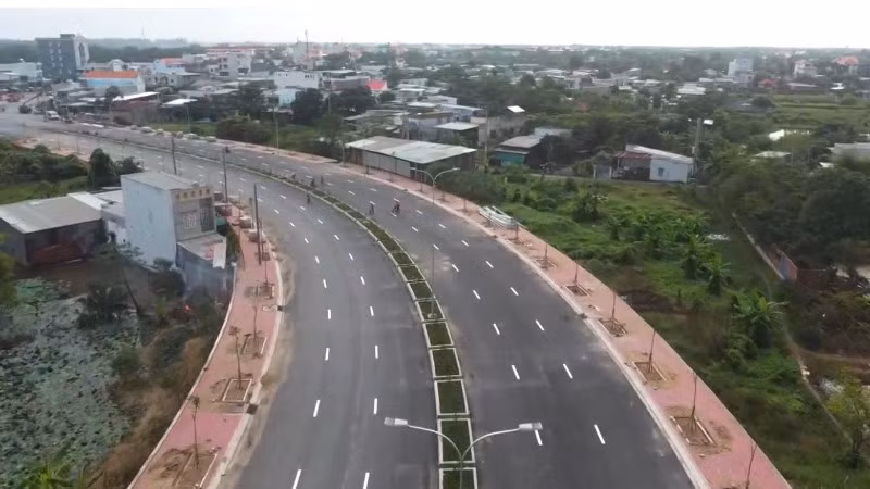 Một đoạn song hành dài 2km (từ đường Trịnh Quang Nghị đến Ngã 3 Quốc lộ 50 - đường song hành) được tổ chức thông xe chiều 30/12 (Ảnh: QUÝ HIỀN) Một đoạn song hành dài 2km (từ đường Trịnh Quang Nghị đến Ngã 3 Quốc lộ 50 - đường song hành) được tổ chức thông xe chiều 30/12 (Ảnh: QUÝ HIỀN)