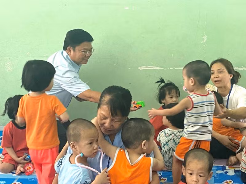 Giám đốc Sở Lao động, Thương binh và Xã hội Thành phố Hồ Chí Minh Lê Văn Thinh tặng đồ chơi cho trẻ tại Trung tâm Bảo trợ trẻ em Tam Bình.