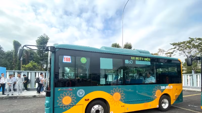 Xe buýt thuần điện ra mắt sáng 20/12, chính thức hoạt động ngày 22/12 cùng với tuyến metro số 1 (Ảnh: QUÝ HIỀN) Xe buýt thuần điện ra mắt sáng 20/12, chính thức hoạt động ngày 22/12 cùng với tuyến metro số 1 (Ảnh: QUÝ HIỀN)