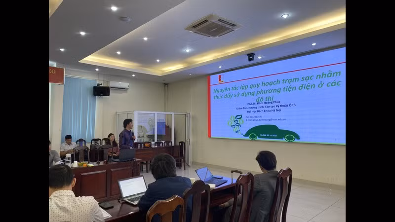 Các chuyên gia tham gia Hội thảo tiêu chuẩn trạm sạc cho phương tiện giao thông điện