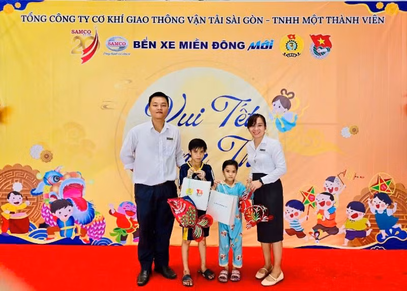 Nhân viên Bến xe Miền Đông mới trao quà, chúc các cháu thiếu nhi vui đón Trung thu trên hành trình cùng ba mẹ về quê.