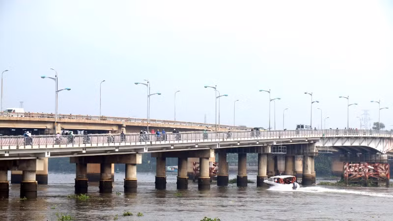 Cầu Bình Triệu 1 được nâng tĩnh không nhằm bảo đảm đồng bộ tĩnh không các cầu trên sông Sài Gòn (ảnh: QUÝ HIỀN)