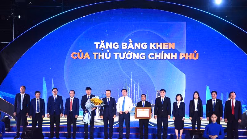 Tập thể lãnh đạo Tổng Công ty Cấp nước Sài Gòn đón nhận Bằng khen của Thủ tướng Chính phủ.