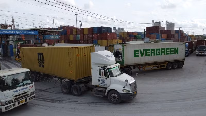 Cảng quốc tế SP-ITC, nơi nhiều doanh nghiệp xuất nhập khẩu giao dịch, có phương tiện ra vào trạm BOT Phú Hữu. (Ảnh: THANH DUYÊN)