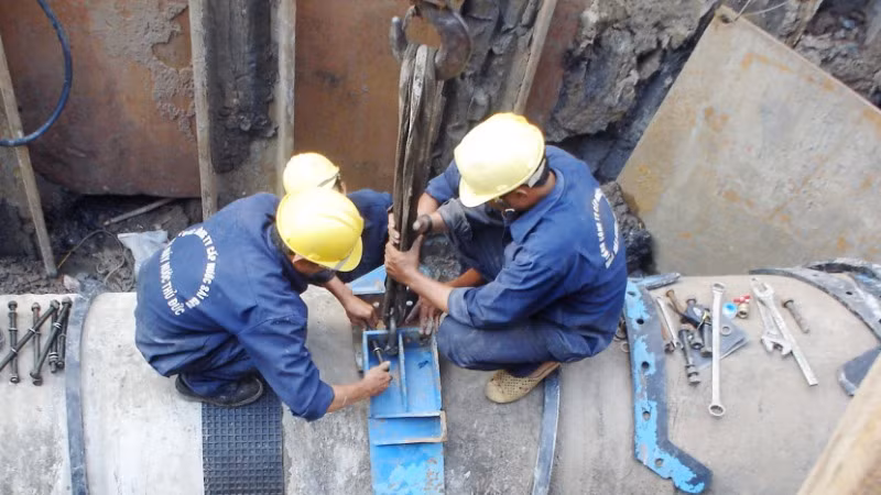 Lắp đặt hệ thống mạng lưới cấp nước tại Thành phố Hồ Chí Minh. (Ảnh: QUÝ HIỀN) Lắp đặt hệ thống mạng lưới cấp nước tại Thành phố Hồ Chí Minh. (Ảnh: QUÝ HIỀN)