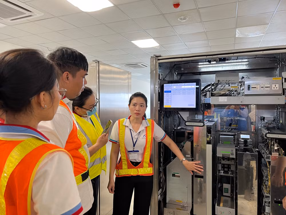 Nhân viên nhà ga của tuyến metro số 1 chính thức tiếp cận và thực hành trên thiết bị đào tạo. Nhân viên nhà ga của tuyến metro số 1 chính thức tiếp cận và thực hành trên thiết bị đào tạo.